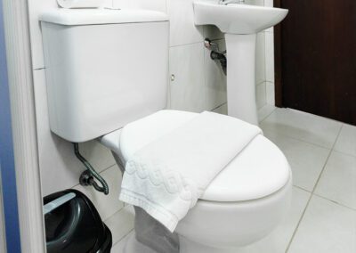 Uma imagem do banheiro sempre limpo do Sadas Hotel